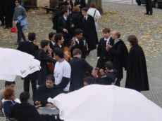 Estudantes de capa e batina no Terreiro